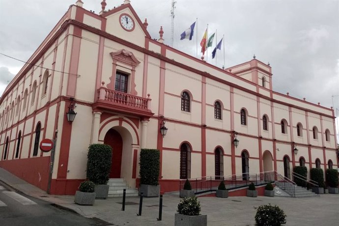 Archivo - Fachada exterior del Ayuntamiento de Alcalá de Guadaíra