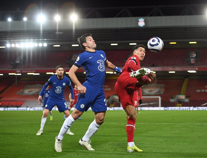 Archivo - 04 March 2021, United Kingdom, Liverpool: Chelsea's Cesar Azpilicueta (L) and Liverpool's Roberto Firmino battle for the ball during the English Premier League soccer match between Liverpool and Chelsea at The Anfield. Photo: Oli Scarff/PA Wir