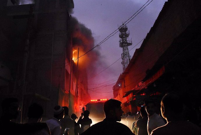 Archivo - 30 March 2021, Pakistan, Karatschi: Smoke and flames rise from the building of a furniture factory after a fire broke out due to an electrical short circuit. Photo: ---/PPI via ZUMA Wire/dpa