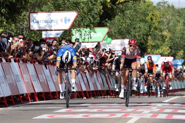 El ciclista francés Florian Sénéchal (Deceuninck-Quick Step) gana la decimotercera etapa de La Vuelta 2021, disputada entre Belmez y Villanueva de la Serena sobre 203,7 kilómetros