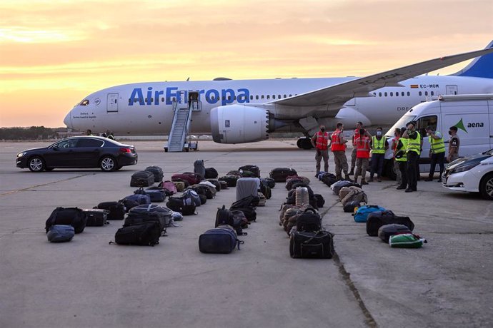 Equipajes de refugiados afganos en la base aérea de Torrejón de Ardoz.