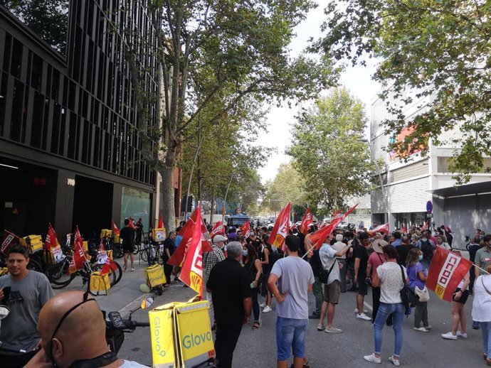 Unos 150 trabajadores de supermercados de Glovo se concentran ante la sede en Barcelona