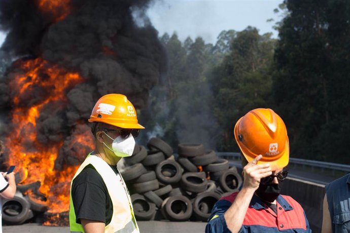 Archivo - Trabajadores de Alcoa, tras cortar una carretera en el marco de su concentración para defender el futuro de la fábrica de aluminio en San Cibrao, a 19 de julio de 2021, en San Cibrao, Cervo Lugo, Galicia (España).   