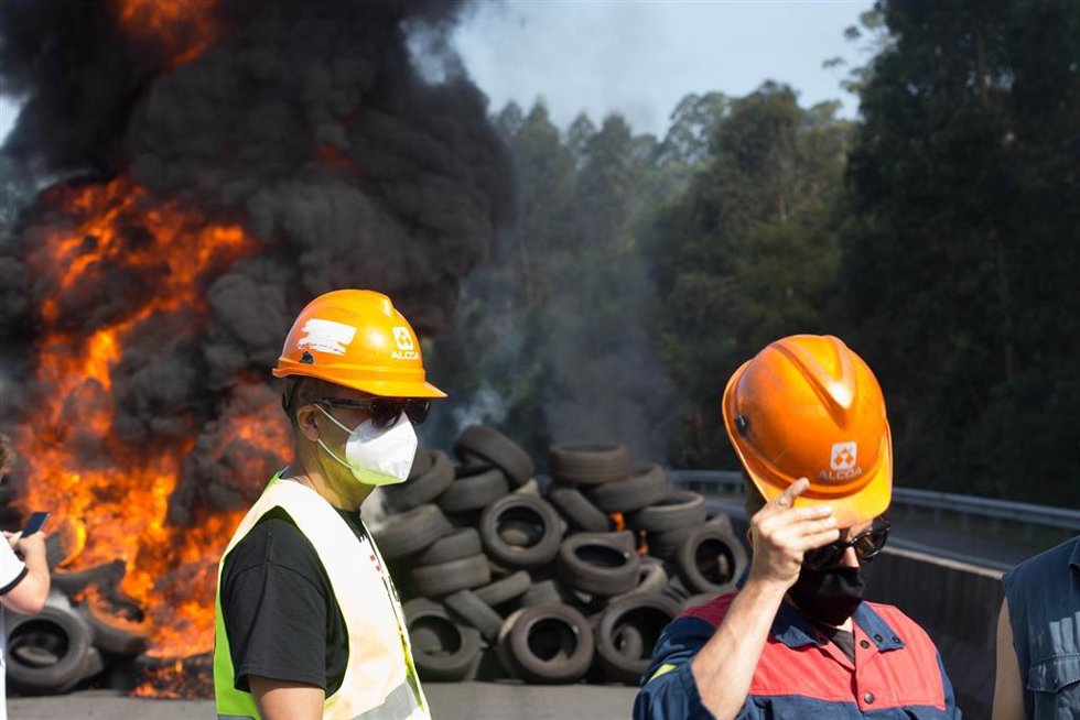 Archivo - Trabajadores de Alcoa, tras cortar una carretera en el marco de su concentración para defender el futuro de la fábrica de aluminio en San Cibrao, a 19 de julio de 2021, en San Cibrao, Cervo Lugo, Galicia (España).