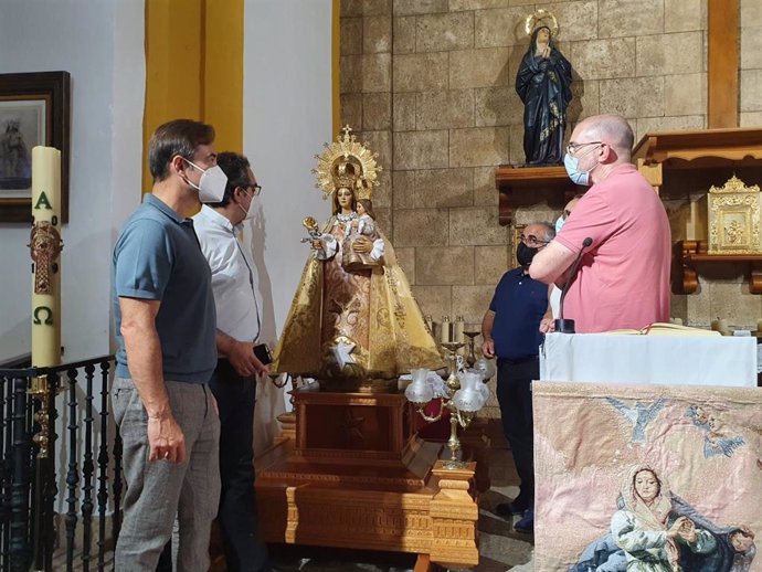 El diputado de Patrimonio, Miguel Ángel Valero, visita los trabajos de restauración de la Virgen de la Estrella, patrona de El Herrumblar
