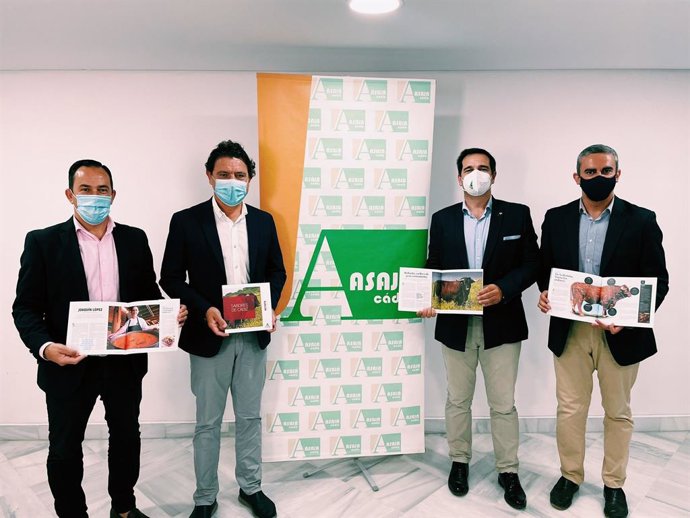 El delegado territorial de Desarrollo Sostenible de la Junta en Cádiz, Daniel Sánchez, con la revista 'Sabores de Cádiz'.