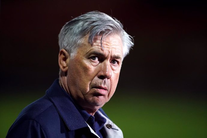 Archivo - FILED - 22 October 2020, England, Fleetwood: Everton's manager Carlo Ancelotti is seen during the English EFl cup soccer match between Fleetwood and Everton at the Highbury Stadium. Ancelotti said Thursday that everyone at the club, especially