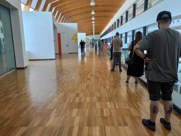 Archivo - Punto de vacunación contra el coronavirus, COVID-19, en el HUCA. 