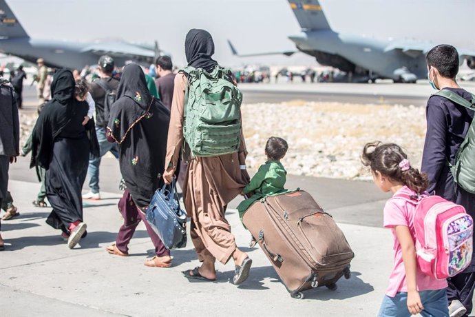 HANDOUT - 24 August 2021, Afghanistan, Kabul: A child looks at the aircraft as he is strolled towards his flight during an evacuation at Hamid Karzai International Airport following the Taliban takeover. Photo: -/U.S. Marines via ZUMA Press Wire Service