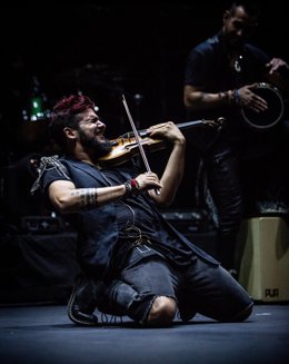 Archivo - 'Strad' actuando con el violín.