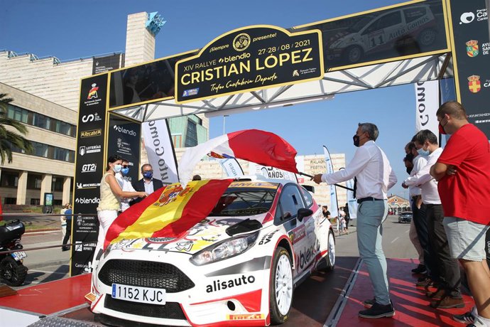 El vicepresidente, Pablo Zuloaga, da la salida a la XIV edición del Rally Blendio-Cristian López