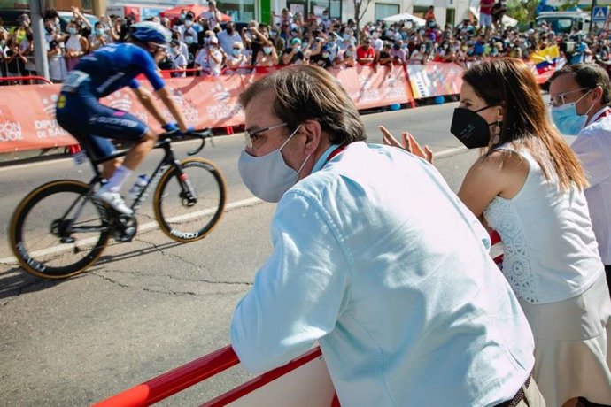 El presidente de la Junta, Guillermo Fernández Vara, y la consejera de Cultura, Turismo y Deportes, Nuria Flores, asisten a la llegada a Villanueva de la Serena de La Vuelta