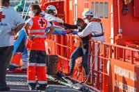 Rescatadas 12 personas que navegaban en una patera hacia la costa de Almería