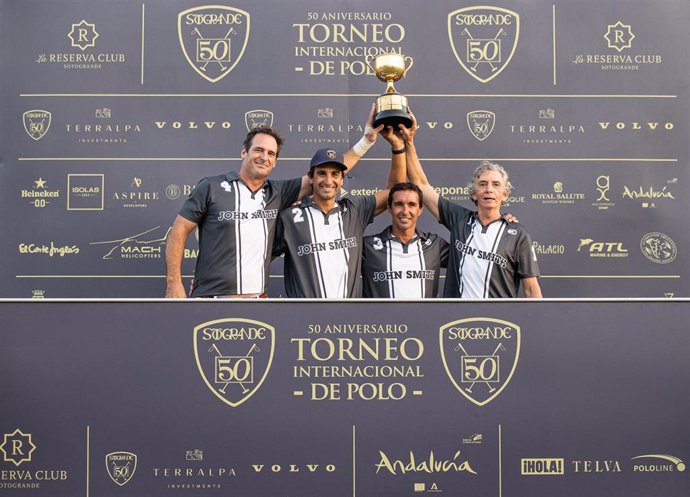 Los miembros del equipo John Smith Ayala con su trofeo