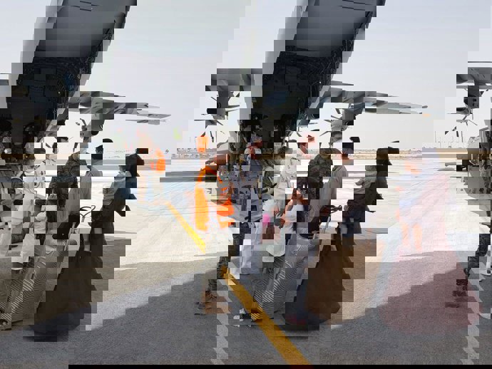 Un grupo de personas a su llegada a Dubai tras haber sido repatriados de Afganistán por el Gobierno español, a 20 de agosto de 2021, en Dubai, (Emiratos Árabes Unidos). 