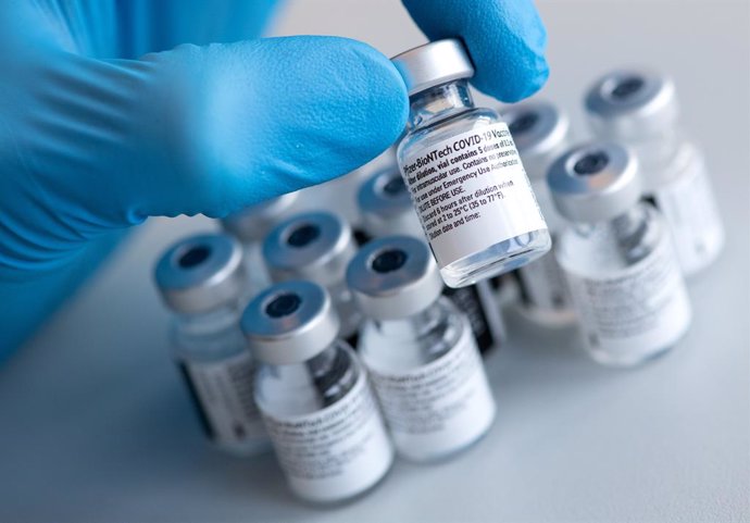 Archivo - FILED - 10 January 2021, Bavaria, Pfaffenhofen an der Ilm: A health worker holds a Biontech and Pfizer coronavirus (Covid-19) vaccine vial during a vaccination campaign. The coronavirus vaccine produced by BioNTech/Pfizer can be used for child