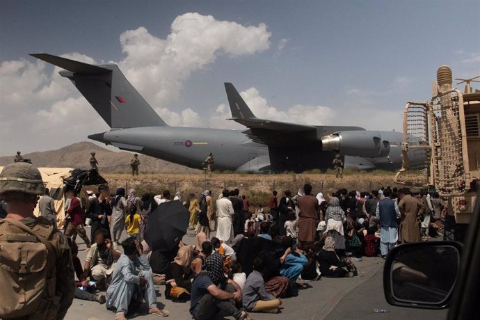 Miembros de las Fuerzas Armadas del Reino Unido participan en la misión de evacuación del personal titulado del aeropuerto de Kabul en Afganistán.