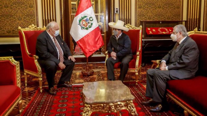 El presidente de Perú, Pedro Castillo, junto con el canciller peruano, Óscar Maúrtua, y el embajador ruso en el país sudamericano, Igor Romanchenko, durante un encuentro para tratar aspectos relacionados con la COVID-19