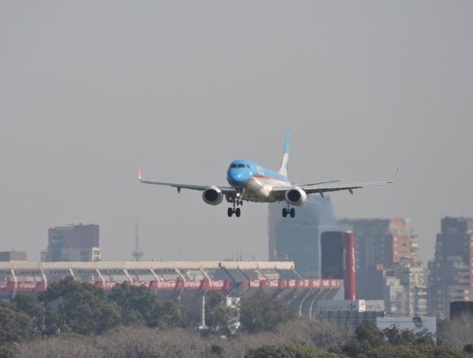 Archivo -    Este martes un avión de Aerolíneas Argentinas despegó de Ezeiza, con destino Miami, cuando se declaró una emergencia médica a bordo debido a un niño que sufrió una grave lesión en sus pulmones. La tripulación del vuelo AR 1302 decidió aterr