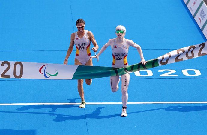 28 August 2021, Japan, Tokyo: Spain's Susana Rodriguez (R) and guide Sara Loehr cross the line to win gold in the Women's PTVI Triathlon at the Odaiba Marine Park during the Tokyo 2020 Paralympic Games. Photo: John Walton/PA Wire/dpa
