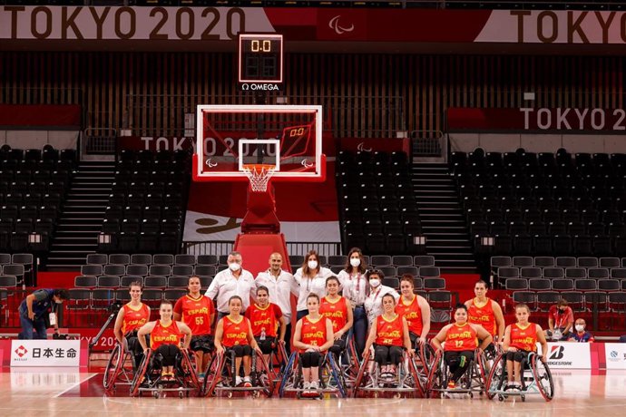 Foto de equipo de la selección española femenina de baloncesto en silla en los Juegos Paralímpicos de Tokio