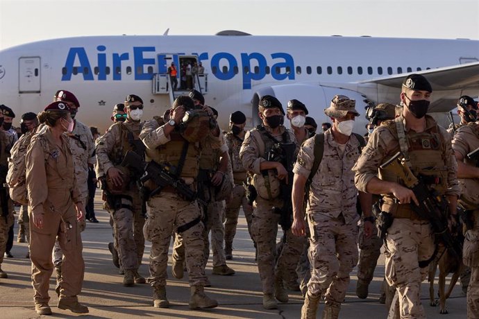 Soldados bajan de su avión a 27 de agosto de 2021, en Torrejón de Ardoz, Madrid (España). 