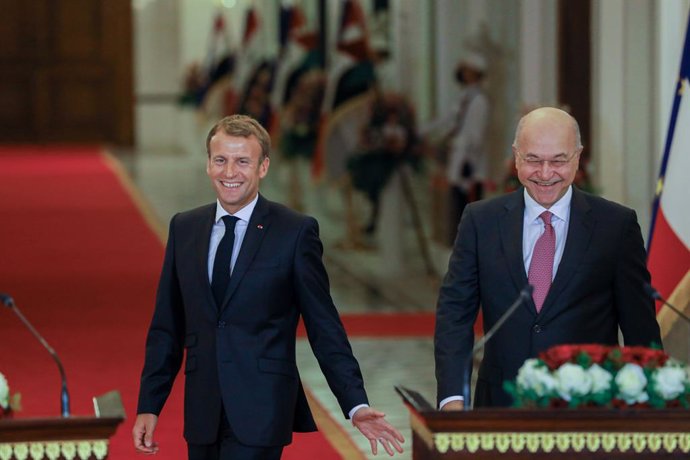 28 August 2021, Iraq, Baghdad: Iraqi President Barham Salih (R), and French President Emmanuel Macron arrive for a joint press conference at the Baghdad's Presidential Palace, on the sidelines of Baghdad Cooperation and Partnership Conference. Photo: Am