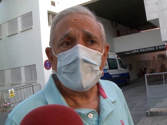 José Antonio Rodriguez ofrece el último parte médico sobre el estado de salud de Amador Mohedano a su llegada al hospital de Jerez de la Frontera.