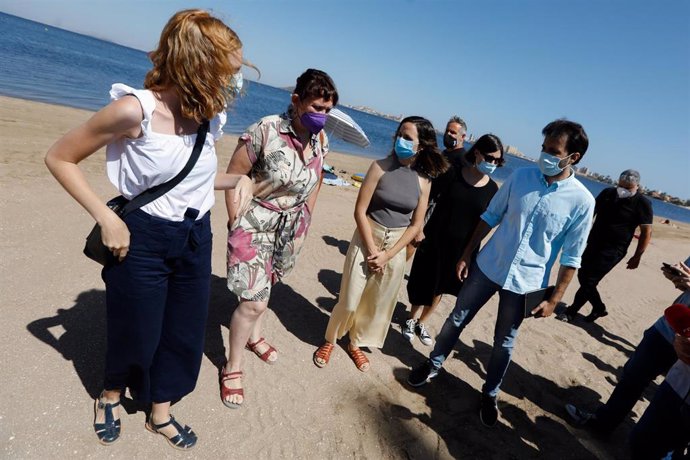 La ministra Ione Belarra, acompañada por la secretaria de organización de Podemos, Lilith Verstrynge, visita el Mar Menor para abordar la gravísima emergencia ecológica que vive la región. En la imagen acompañada de Javier Sánchez  y María Marín