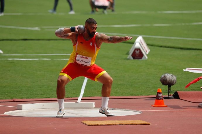 Kim López realiza un lanzamiento durante la final de peso T12 de los Juegos Paralímpicos de Tokio