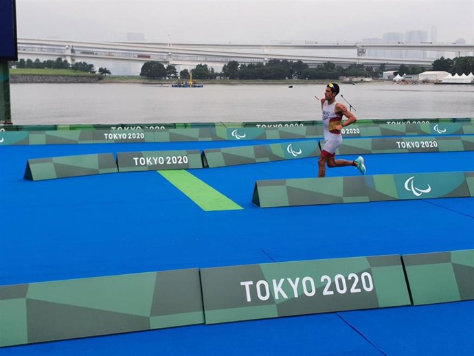 Alejandro Sánchez Palomero durante el triatlón PTS4 de los Juegos Paralímpicos de Tokio. 