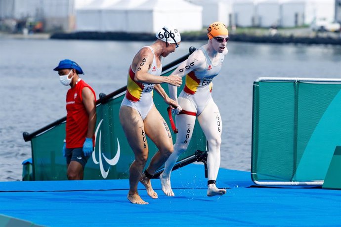 Susana Rodríguez y su guía Sara Loehr salen del agua en el triatlón de los Juegos Paralímpicos de Tokio
