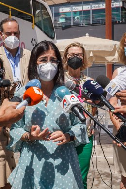 La ministra de Sanidad, Carolina Darias, ofrece declaraciones a los medios, durante su visita a la vacuguagua' 