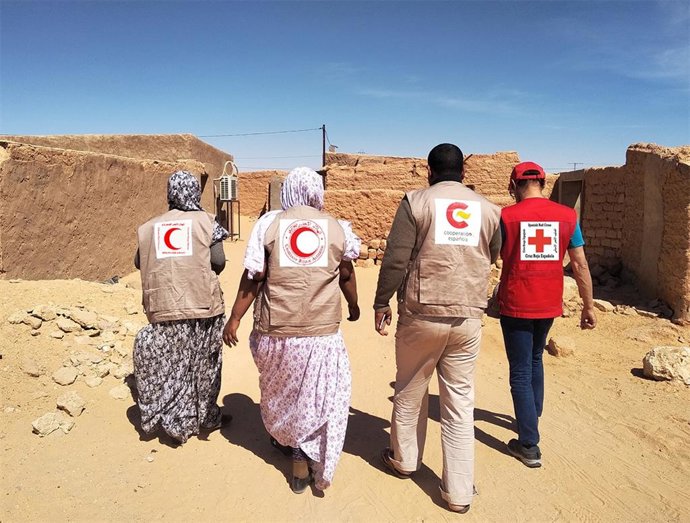 Archivo - Integrantes del proyecto de intervención educativa de Cruz Roja en el Sáhara.