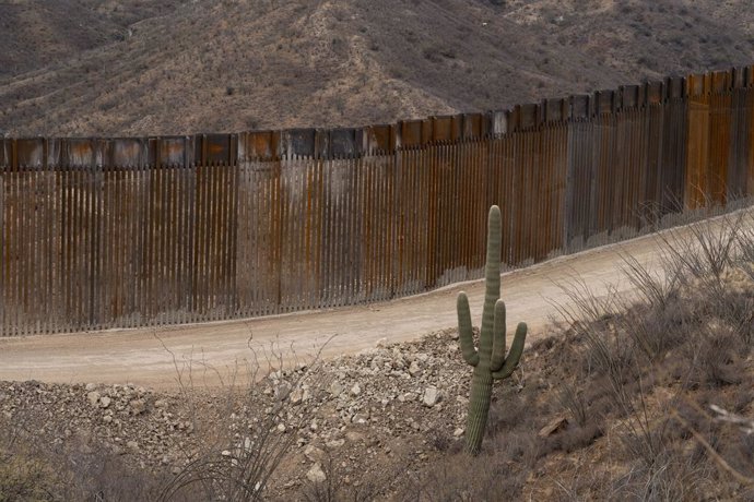 Archivo - Muro levantado por Estados Unidos en la frontera con México, en el estado de Arizona