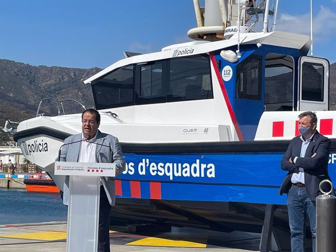 El conseller d'Interior, Joan Ignasi Elena, durant la presentació d'una embarcació marítima dels Mossos d'Esquadra