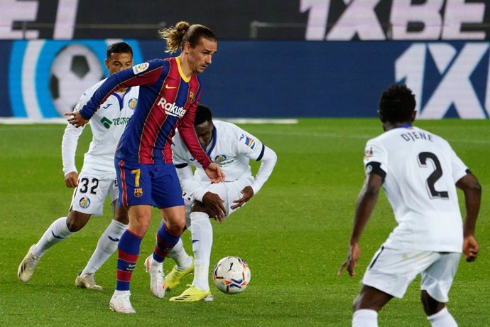 Archivo - 22 April 2021, Spain, Barcelona: Barcelona's Antoine Griezmann (C) in action during the Spanish Primera Division soccer match between FC Barcelona and Getafe CF at Camp Nou. Photo: Joma Garcia/DAX via ZUMA Wire/dpa