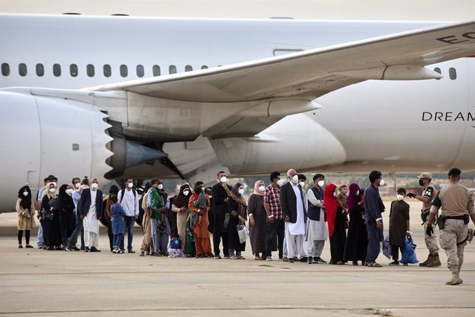 Diversos refugiats afganesos arriben a la base aria de Torrejón d'Ardoz a 24 d'agost de 2021, a Madrid