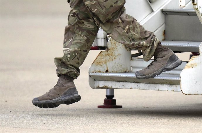 28 August 2021, United Kingdom, Brize Norton: A member of the British armed forces 16 Air Assault Brigade disembarks a RAF Voyager aircraft after landing at RAF Brize Norton, following his return from helping in operations to evacuate people from Kabul 