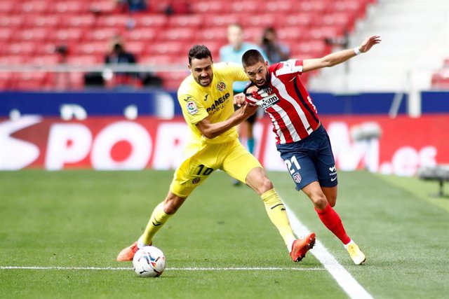 Archivo - Yannick Carrasco pelea con Vicente Iborra en el Atlético-Villarreal de la temporada pasada