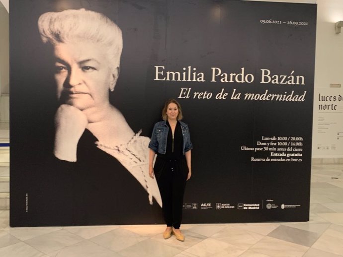 La consejera de Cultura, Turismo y Deporte de la Comunidad de Madrid, Marta Rivera de la Cruz, en su visita a la exposición sobre Emilia Pardo Bazán en la Biblioteca Nacional de España.