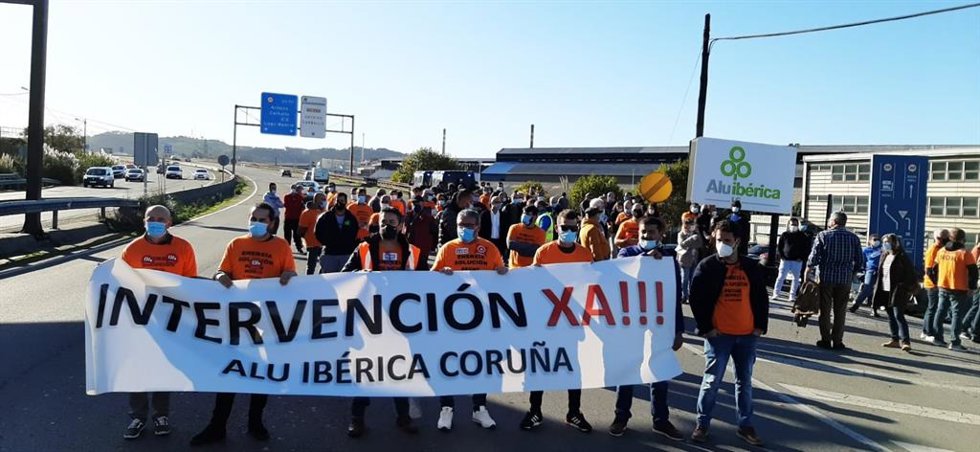 Archivo - Imagen de archivo de una protesta del comité de empresa de Alu Ibérica en A Coruña,