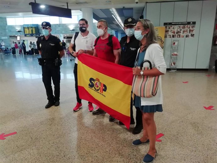 El policía gallego Víctor Bellón aterriza en el aeropuerto de Alvedro tras participar en las operaciones de evacuación en Kabul, Afganistán