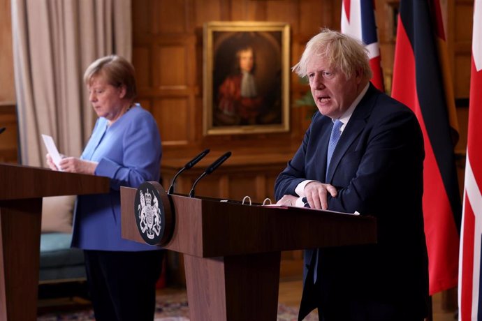 Archivo - Imagen de archivo de una rueda de prensa de Boris Johnson y Angela  Merkel 