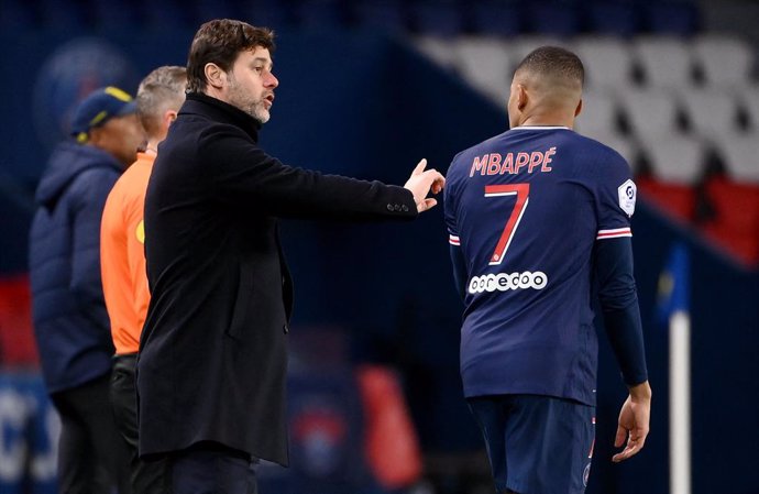 Archivo - 14 March 2021, France, Paris: PSGCoach Mauricio Pochettino (L) gives instructions to Kylian Mbappe during the French Ligue 1 soccer match between Paris Saint-Germain and FC Nantes at Le Parc des Princes stadium. Photo: Franck Fife/AFP/dpa