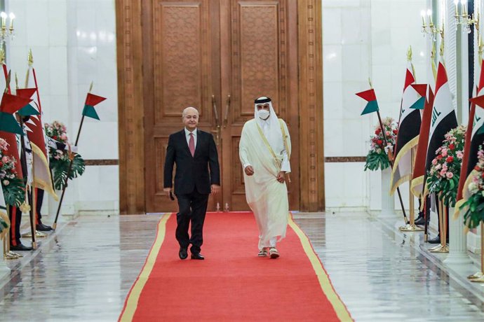 El presidente de Irak, Barham Salé, con el emir de Qatar, Tamim bin Hamad Al Zani