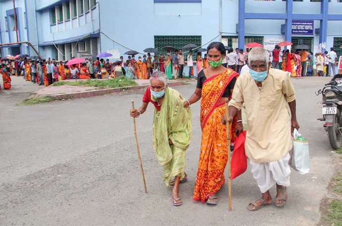 20 August 2021, India, Balurghat: Elderly people leave a government hospital near Balurghat after receiving Covid-19 vaccination. Photo: Majidur Sardar/PTI/dpa