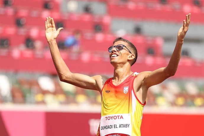 Yassine Ouhadi L'Ataby celebra el seu or en els 5000 m T13 dels Jocs Paralímpics de Tquio