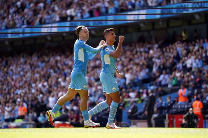 28 August 2021, United Kingdom, Manchester: Manchester City's Rodri celebrates scoring their side's fourth goal of the game with team-mate Jack Grealish (L) during the English Premier League soccer match between Manchester City and Arsenal at the Etihad