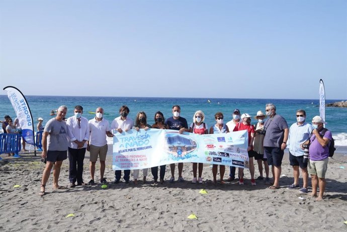 Un total de 215 deportistas participan en la I Travesía a Nado Carlos Tejada para pedir la conexión ferroviaria